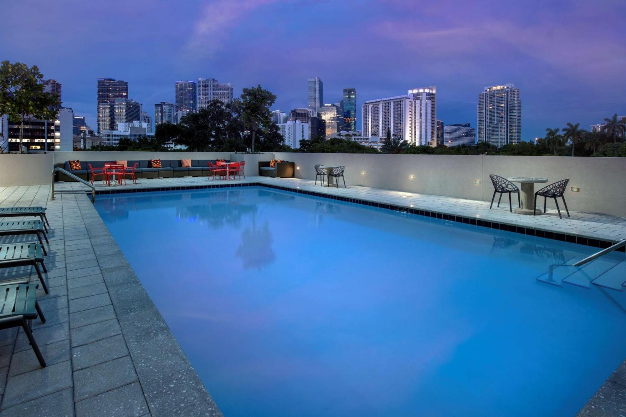 Tru By Hilton Miami West Brickell Hotel Екстериор снимка